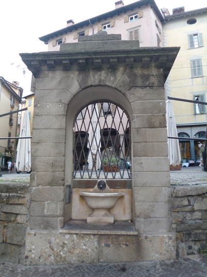 PiazzaMercatoDelleScarpe-Cisterna.JPG